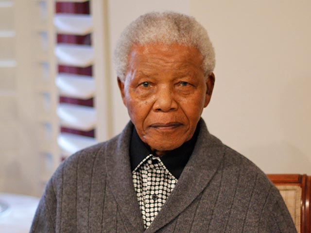 Состояние здоровья 94-летнего Нельсона Манделы, экс-президента ЮАР, госпитализированного три недели назад из-за легочной инфекции, серьезно ухудшилось