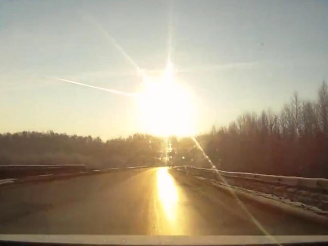 Взрыв метеорита, пролетевшего в феврале 2013 года над Челябинском, был настолько мощным, что ударная волна от него не только выбила стекла в сотнях домов областного центра и его окрестностях, но и два раза обошла земной шар