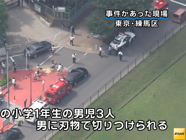 Японские полицейские задержали мужчину, который ранил ножом трех первоклассников в Токио