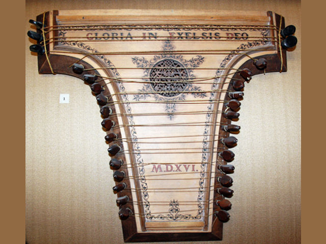 На выставке представлена поздняя западноевропейская копия средневекового музыкального инструмента, называемого псалтирь