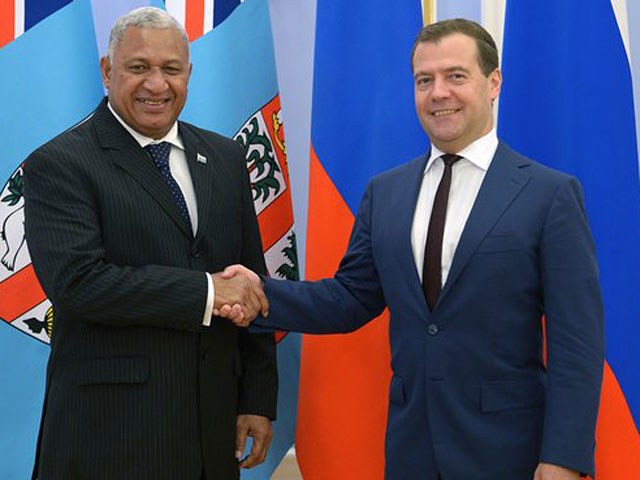 Документ об отмене визового режима был подписан после переговоров премьера Фиджи с его российским коллегой Дмитрием Медведевым. Также обсуждались поставки российского вооружения в Фиджи, в частности, военных катеров