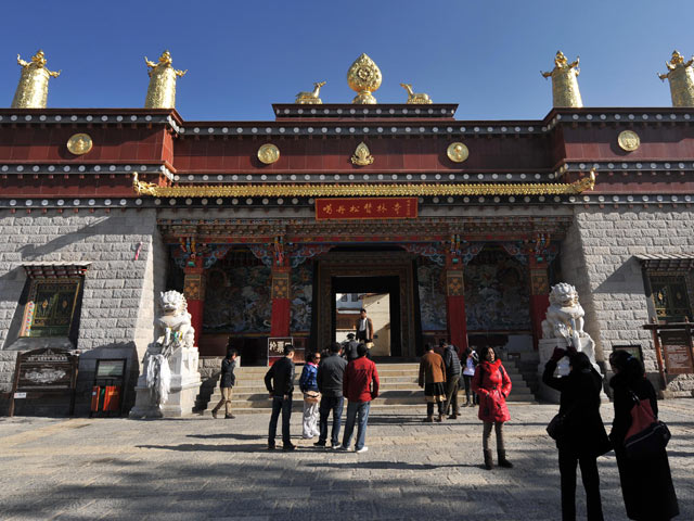 Китайские власти сняли 17-летний запрет на фотографии Далай-ламы