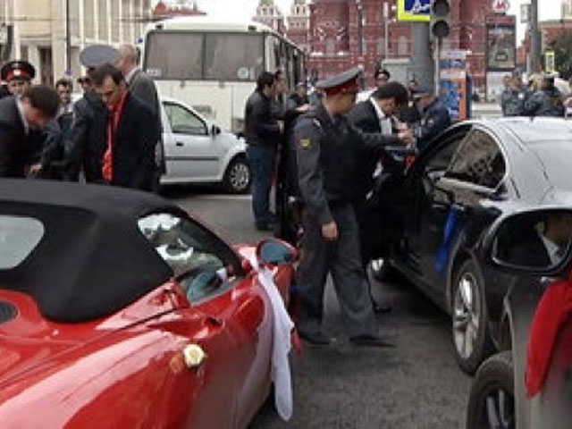 Москва, полицейские задержали свадебный кортеж за стрельбу в воздух из огнестрельного оружия, сентябрь 2012 года