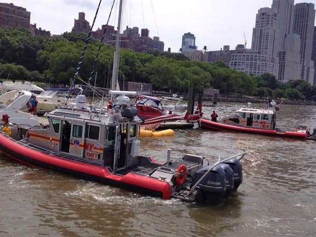 Вертолет совершил жесткую посадку на реке Гудзон, в нью-йоркском районе Манхэттен