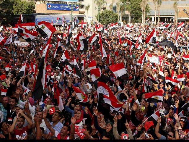 Противники египетского президента Мухаммеда Мурси в понедельник ворвались в каирскую штаб-квартиру движения "Братья-мусульмане"