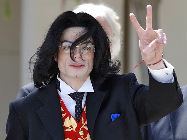 В сенсационном досье ФБР, опубликованном британской газетой The Sunday People, утверждается, что Майкл Джексон приставал к детям с 1989 года несмотря на все его утверждения, что он просто дружил с ними