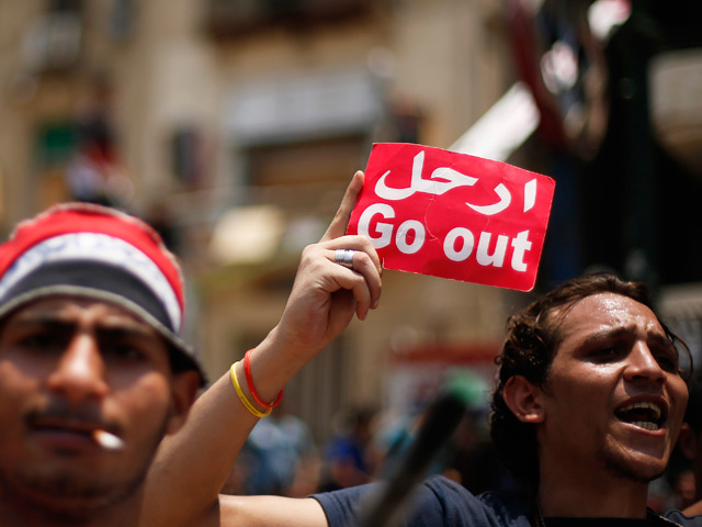 Участники массовых антипрезидентских демонстраций в Египте могут праздновать первую политическую победу: четыре министра подали в отставку
