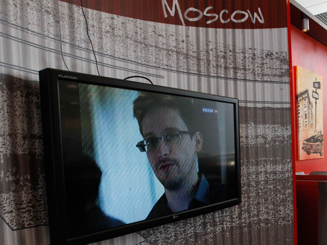 Беглый сотрудник спецслужб США Эдвард Сноуден все-таки попросил политическое убежище в России