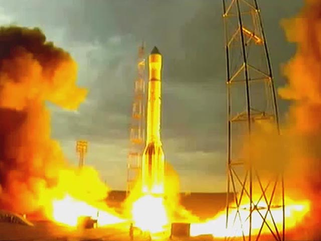 Причиной падения ракеты-носителя "Протон-М" с тремя навигационными спутниками "Глонасс-М", стартовавшей во вторник с Байконура, могли стать проблемы либо с двигателем, либо с системой управления