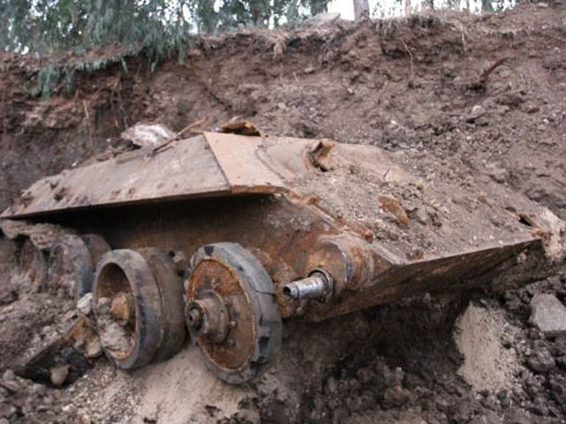 В израильском городе Холон рабочие, копавшие котлован для фундамента дома, обнаружили под слоем грунта крупный металлический объект