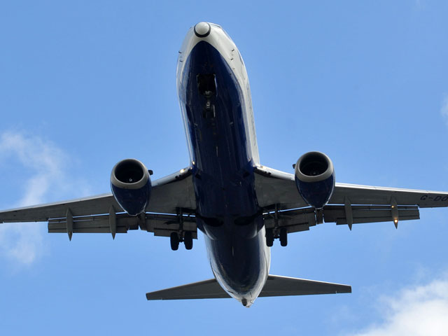 Пьяный спортсмен из Шри-Ланки попытался открыть дверь самолета, перепутав ее с туалетом на борту самолета компании British Airways, который летел из Сент-Люсии