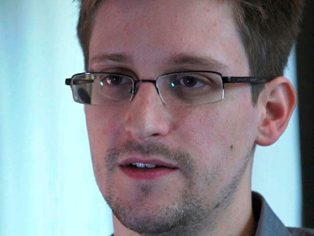 Ситуация с американцем без паспорта Эдвардом Сноуденом, который вторую неделю прячется в транзитной зоне "Шереметьево", становится все более нервозной