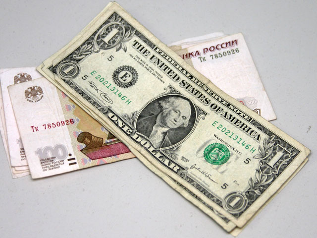 Доллар уже стоит больше 33 рублей, рубль за месяц теряет более 5% стоимости 