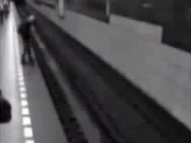 В Сеть попала запись с камеры видеонаблюдения, на которой видно, как пассажирка чешского метро, упала под прибывающий поезд, но смогла выбраться живой и невредимой