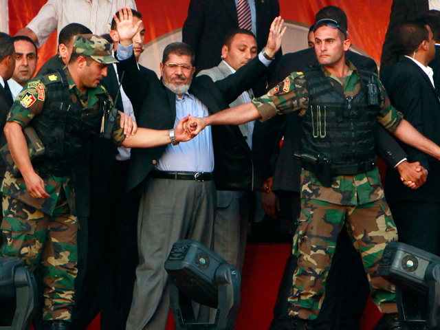 Мурси лишен полномочий, задержан и находится под стражей в здании министерства обороны.