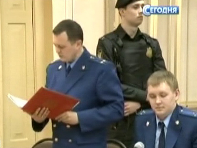 Наказание в виде шести и пяти лет лишения свободы в колонии общего режима и штрафа просит прокурор для оппозиционного блоггера Алексея Навального и его предполагаемого сообщника