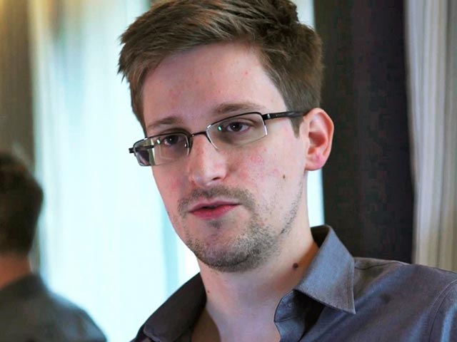 В резюме Сноудена нашли запись о "хакерском" курсе, а сам он готов жениться в России