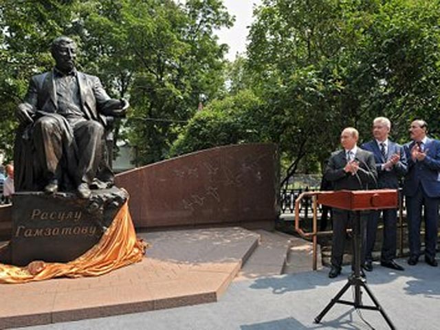 Президент России Владимир Путин открыл в пятницу памятник дагестанскому поэту Расулу Гамзатову на Яузском бульваре в Москве