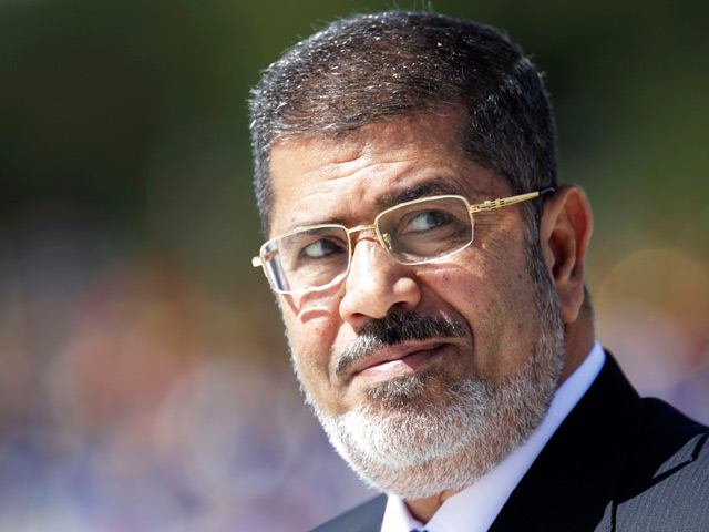 Свергнутый глава Египта Мохаммед Мурси останется под стражей до своего суда