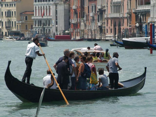Венецианских гондольеров, которых по праву можно считать одним из символов этого итальянского города, могут в ближайшем будущем начать проверять на наличие алкоголя и наркотиков в крови