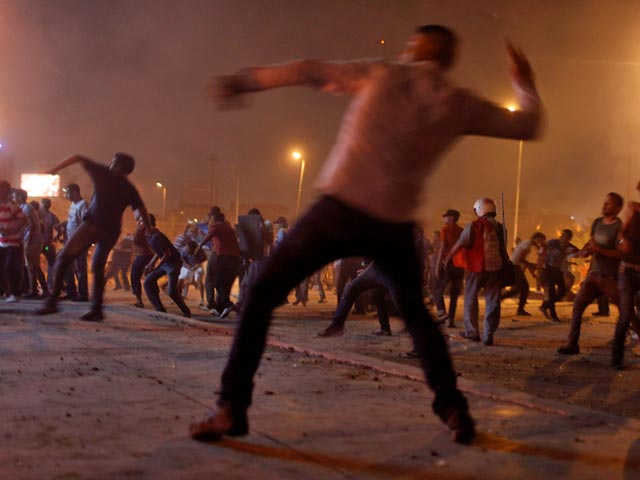Районы Каира, Александрии и еще шесть провинций Египта охвачены уличными беспорядками, некоторые из которых переросли в настоящие бои между сторонниками и противниками свергнутого президента Мухаммада Мурси и других лидеров "Братьев-мусульман"