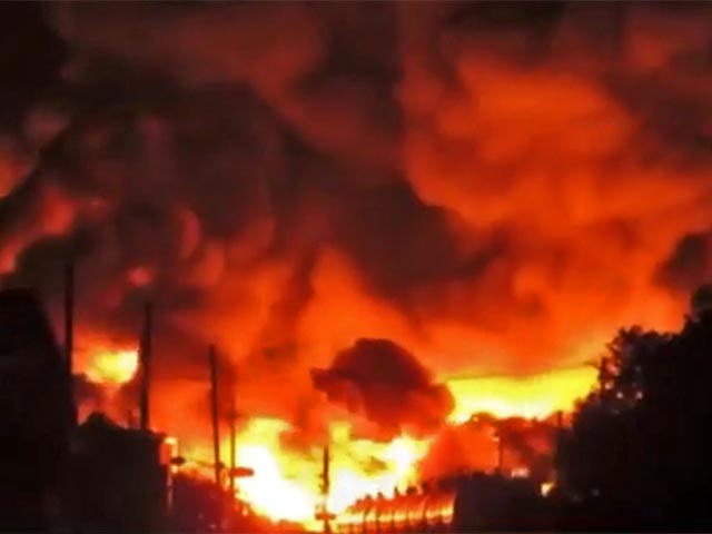 Перевозивший нефть поезд сошел с рельсов в Канаде и загорелся, сотни людей эвакуированы, огнем охвачена значительная часть города Ляк-Межантик (Lac-M&#233;gantic)