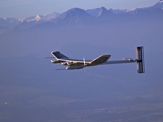 Самолет на солнечных батареях с поврежденным крылом успешно завершил перелет через США