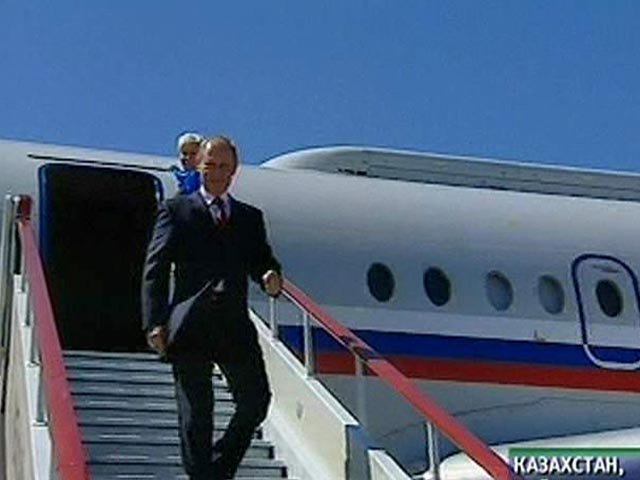 Президент РФ Владимир Путин прибыл в Казахстан лично поздравить с днем рождения президента Казахстана Нурсултана Назарбаева