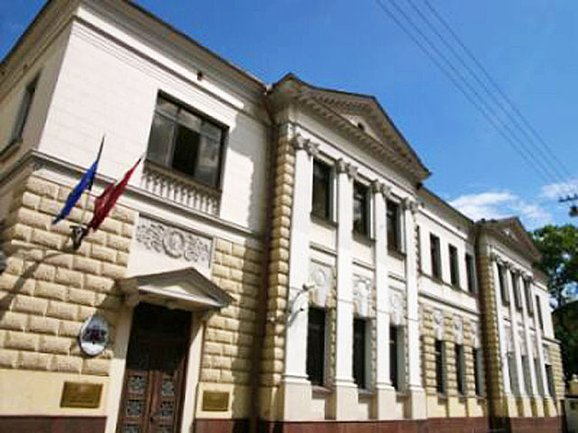 Уснувший водитель протаранил посольство Латвии в центре Москвы
