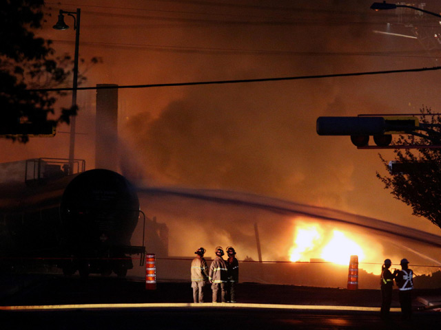 Около ста человек числятся пропавшими без вести в результате произошедшего в субботу пожара железнодорожного состава с нефтью в Канаде