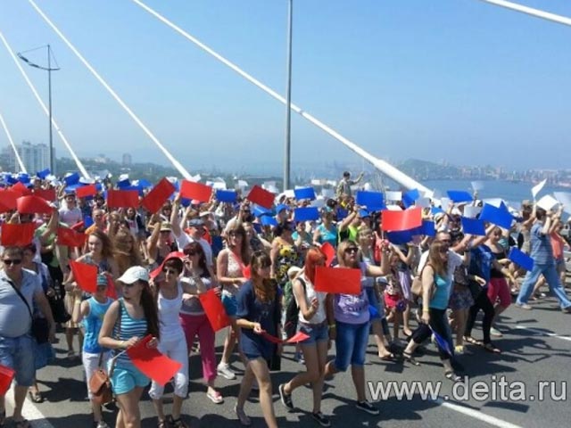 Во Владивостоке в День города прошел грандиозный флешмоб, в ходе которого люди составили самое масштабное изображение флага страны - достижение было зафиксировано представителями Книги рекордов Гиннеса
