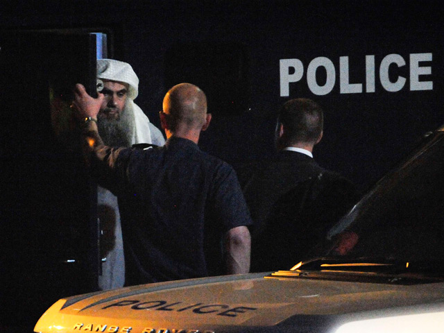 В иорданской прокуратуре предъявили обвинение в терроризме доставленному из Великобритании радикальному исламскому проповеднику Абу Катаде