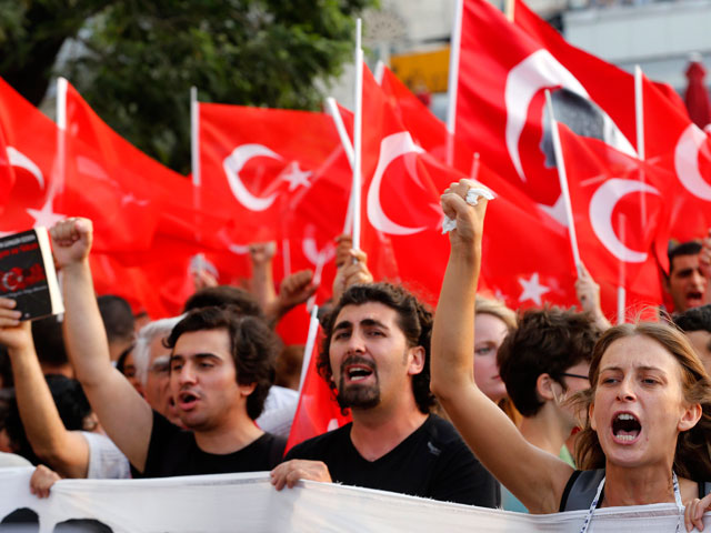 Тысячи протестующих собрались на антиправительственный митинг в Стамбуле