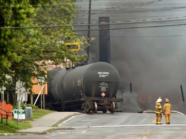 В канадской провинции Квебек число погибших в результате аварии товарного поезда с нефтью и последовавшего пожара достигло пяти человек и, скорее всего, будет расти