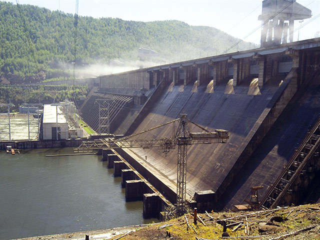 В понедельник, 8 июня, на Красноярской гидроэлектростанции произошло ЧП при проведении ремонтных работ. На функционировании станции инцидент не отразился, однако жертвами стали два человека