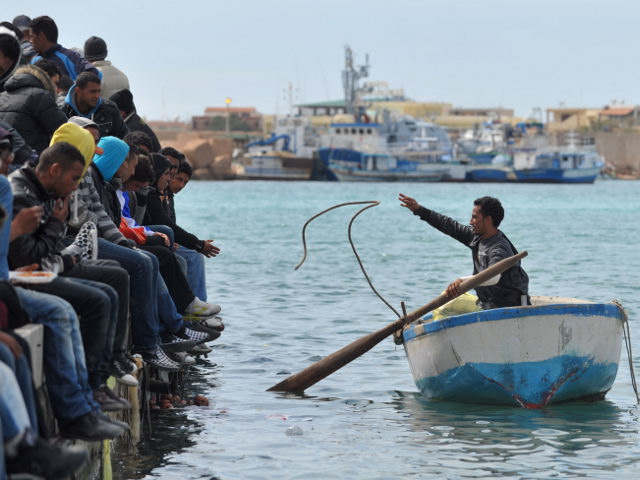 Папа Римский Франциск прибыл в понедельник с первым пастырским визитом на итальянский остров Лампедуза, известный как "европейский причал" для лодок с сотнями иммигрантов из стран Северной Африки