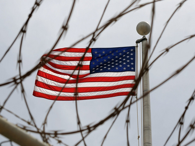 Суд в Вашингтоне отклонил иск одного из узников тюрьмы на базе ВМС США в Гуантанамо (Куба) с требованием прекратить практику насильственного кормления