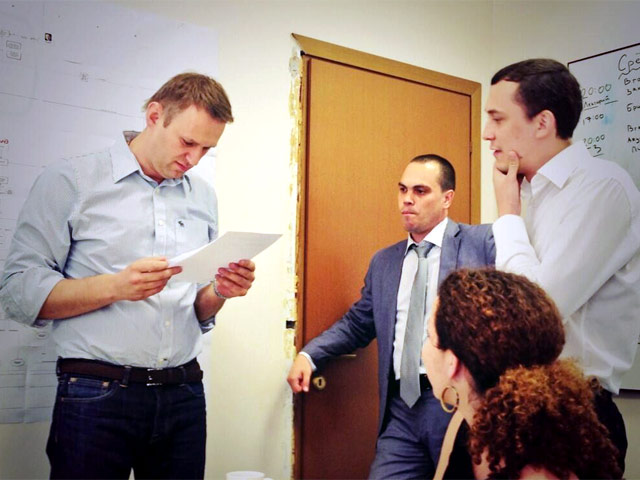 В офисе "Фонда борьбы с коррупцией" во вторник происходит обыск и выемка документов, сотрудники Следственного комитета пришли с проверкой в рамках одного из дел, возбужденных против оппозиционера Алексея Навального