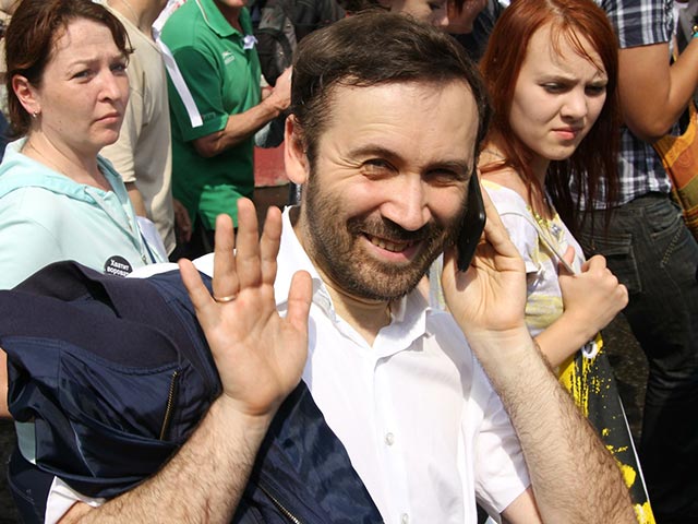 Одним из наиболее активных участников акции на Болотной площади в Москве 6 мая прошлого года, закончившейся столкновениями активистов с полицией, был депутат, тогда еще член фракции "Справедливой России" Илья Пономарев