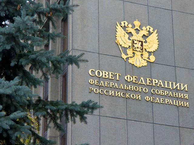 Совет Федерации одобрил закон, разрешающий неплательщикам штрафов и алиментов выезд за границу, если их задолженность не превышает 10 тыс. рублей