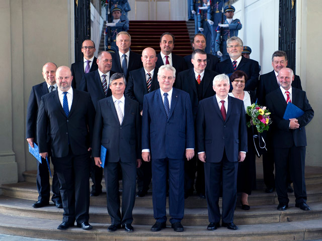 Чешский президент Милош Земан утвердил состав нового правительства: оно состоит из 15 министров, которые будут работать под руководством левоцентриста Иржи Руснока