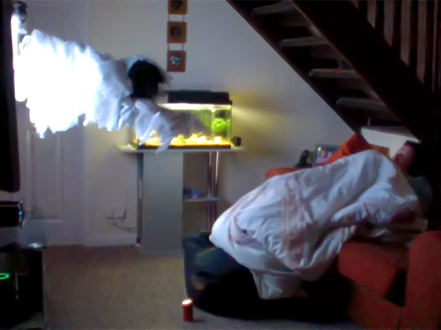 Житель Великобритании решил подшутить над своей спящей девушкой: он сделал чучело девочки-призрака из триллера "Звонок", и повесил его на экран телевизора, воссоздавая знаменитую сцену фильма