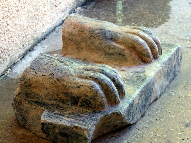 Археологи из Еврейского университета в Иерусалиме во время раскопок на севере Израиля нашли передние лапы сфинкса, между которыми выгравирована хвала фараону Микерину (Менкаура)