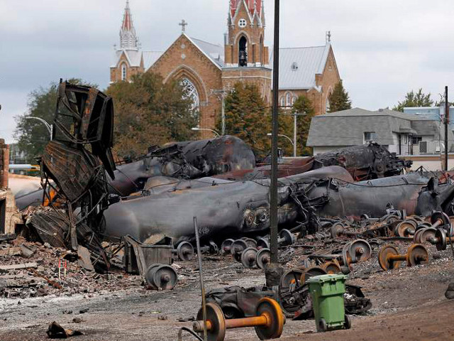 Жертвами техногенной катастрофы в канадском городке Лак-Мажентик, происшедшей в результате аварии нефтяного состава, стали по меньшей мере 20 человек