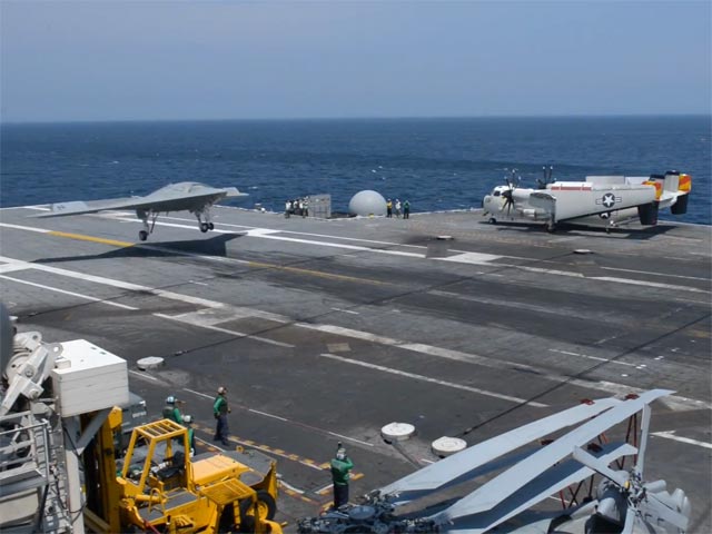 ВМС США впервые посадили беспилотник на авианосец