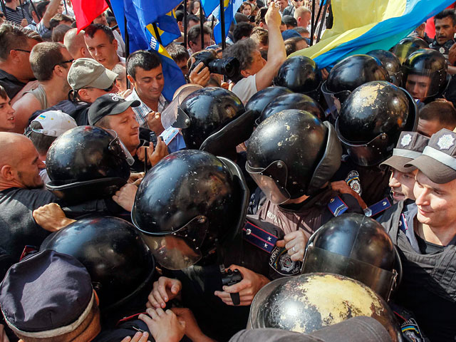 В столице Украины кипит политическая жизнь, несмотря на сезон отпусков: в Киевсовете оппозиционеры сорвали сессию, спровоцировав беспорядки в зале заседания