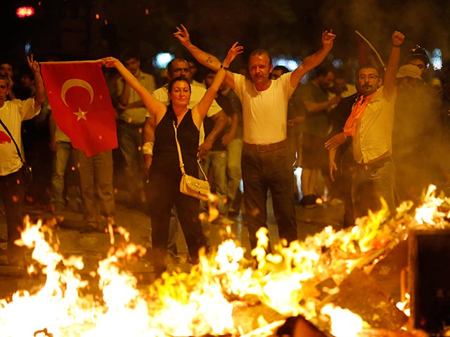 Новые столкновения граждан с полицией были зафиксированы в Турции в ночь на 11 июля. Полицейские уже в который раз за последние недели применили против манифестантов слезоточивый газ и водометы