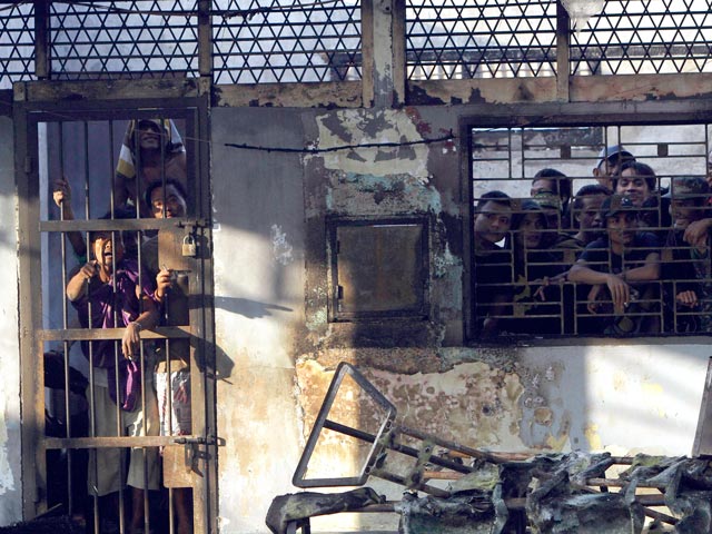 В городе Медан на острове Суматра осужденные предприняли массовый побег из тюрьмы. В результате бунта, вызванного отключением электроэнергии, на свободу удалось вырваться сотням преступников