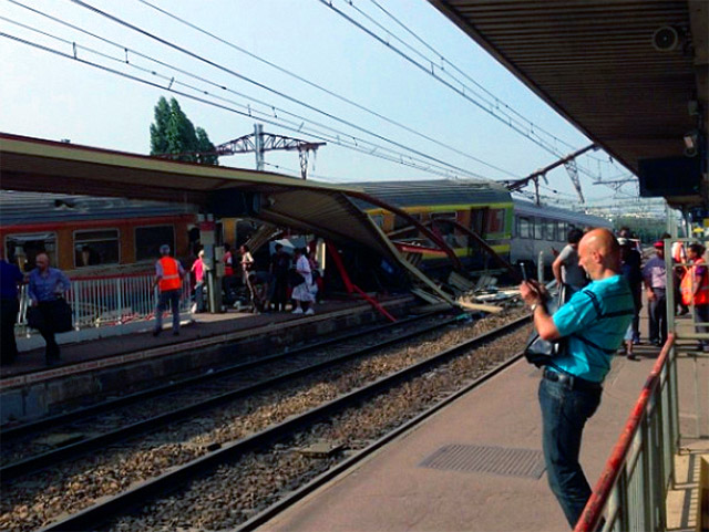 Неисправность металлической скобы, соединяющей два рельса на стрелке, скорее всего, стала причиной крушения поезда недалеко от Парижа