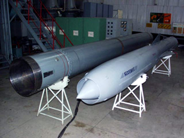 Ракеты "Яхонт" входят в противокорабельный комплекс "Бастион" - 36 ракет в каждом комплексе. "Бастион" может прикрыть берег протяженностью до 600 км и способен поражать корабли и другие надводные цели